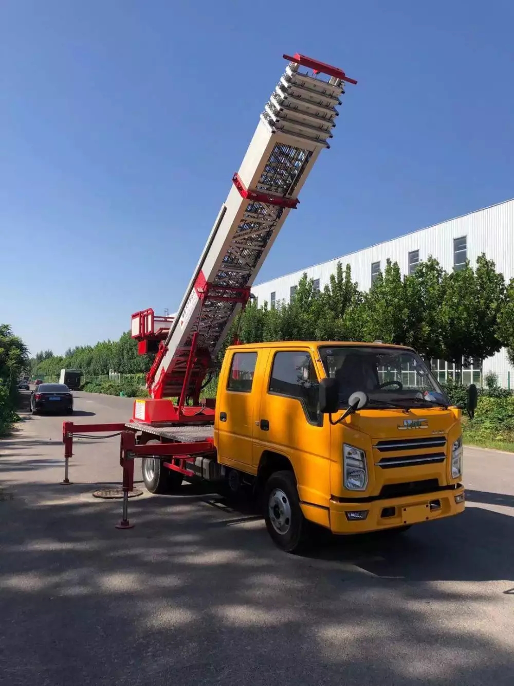 高青县附近的云梯车出租服务：轻松解决高空作业需求