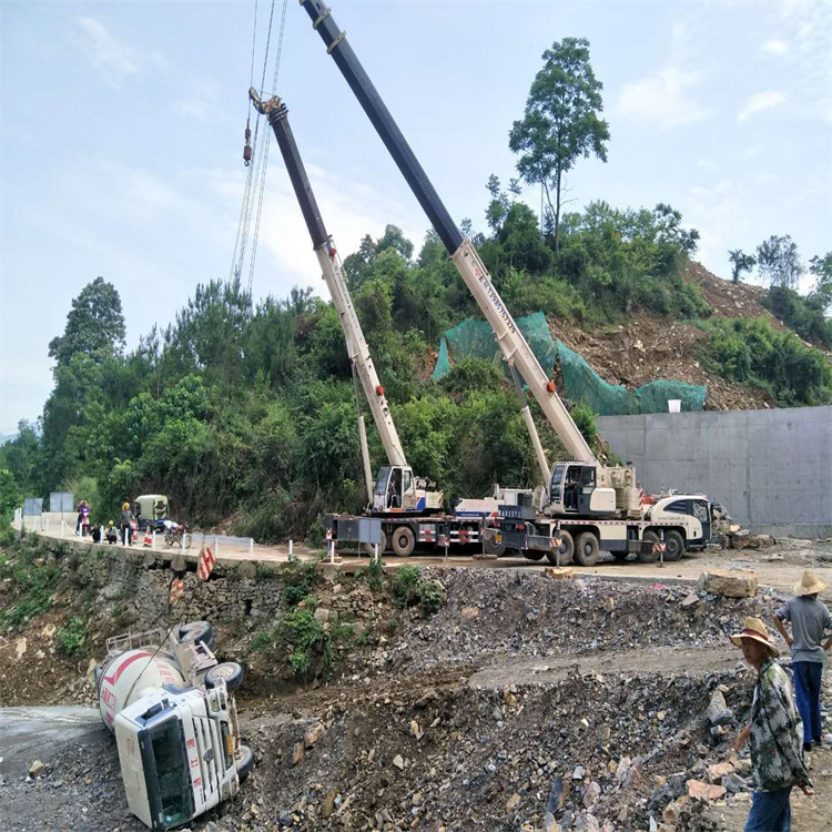 高青县汽车掉沟里叫吊车救援要多少钱